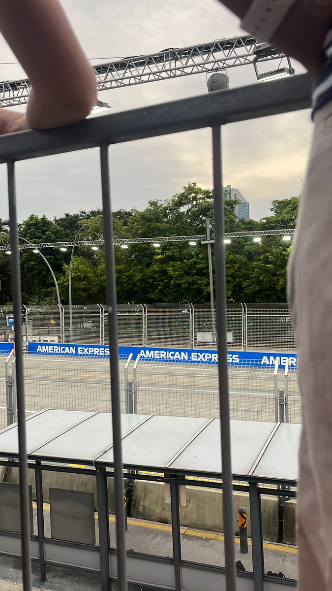 ianaslbt's tweet photo. A realidade do que se consegue ver numa corrida de F1 ao vivo https://t.co/hTYFHkKf3F