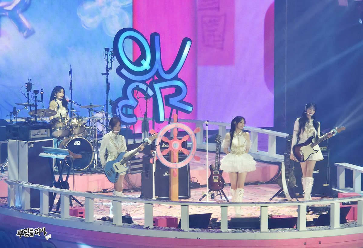 chikineunyeogs1's tweet photo. 20251004 ROKATION
멤버 단체 직찍 3장(폰카😅)
#QWER
#쵸단 #chodan
#마젠타 #magenta
#히나 #hapycb
#시연 #siyo_min https://t.co/ySJHXrOJof