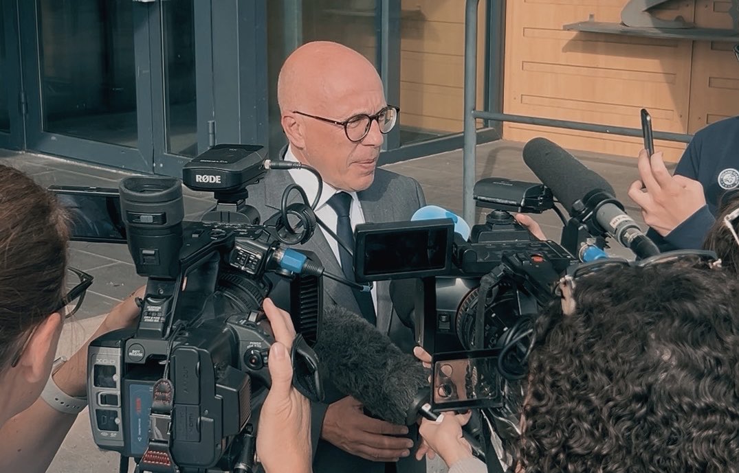 Devant le commissariat de Nice, au lendemain d’une nouvelle fusillade effroyable qui a fait deux victimes, j’appelle à déclarer la guerre aux narcotrafiquants qui gangrènent les quartiers de France.

Nous devons terroriser ceux qui exploitent la misère humaine étrangère !