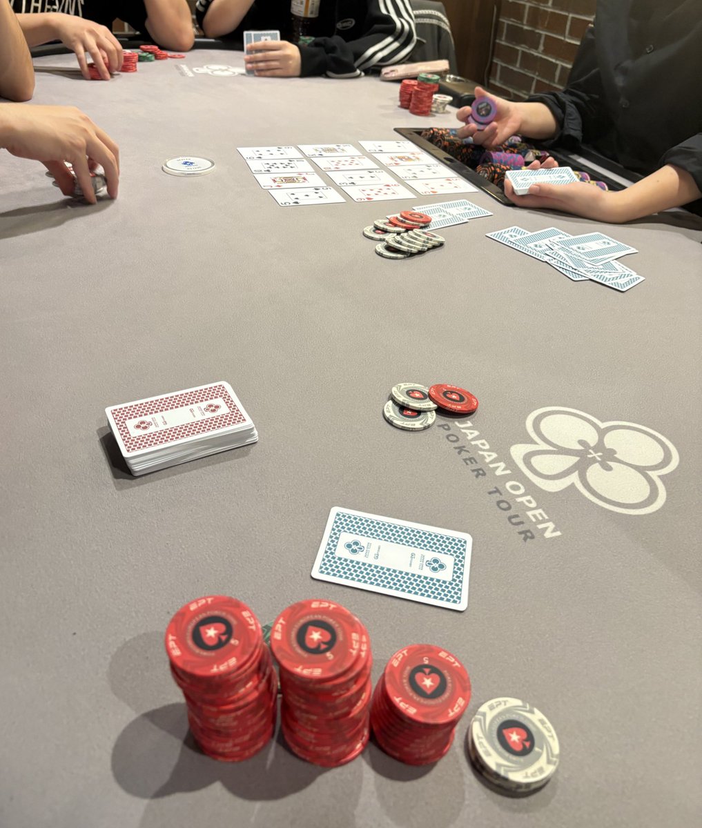 RiverProbe's tweet photo. サークルでやったNL Best-Best-Best Holdem(ハンド2枚, ボード3つ出して一番強い役を持ってた人がスクープ)が超面白かった

分散低くて死ぬほどエッジ出る、カジノでこれやらせてください https://t.co/7CbggZY1vg