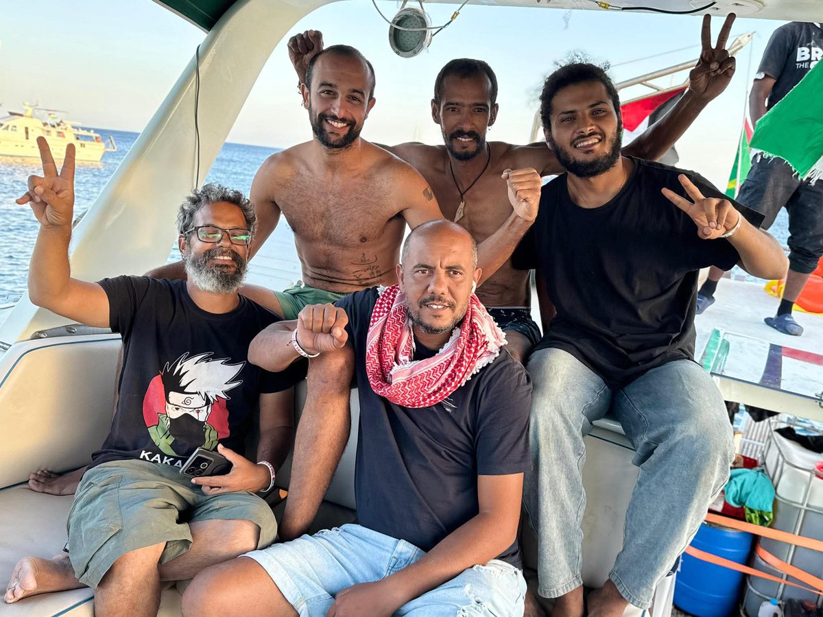 Rakez (@rakeztn) on Twitter photo 🚨🇹🇳 Le Tunisien Mouhab Snoussi aurait été violemment agressé par la police israélienne au port d’Ashdod après avoir brandi un drapeau palestinien, lors de la visite de Ben-Gvir, selon le comité juridique de la Flottille Al Soumoud. (BN) 🚨🇹🇳 Le Tunisien Mouhab Snoussi aurait été violemment agressé par la police israélienne au port d’Ashdod après avoir brandi un drapeau palestinien, lors de la visite de Ben-Gvir, selon le comité juridique de la Flottille Al Soumoud. (BN)