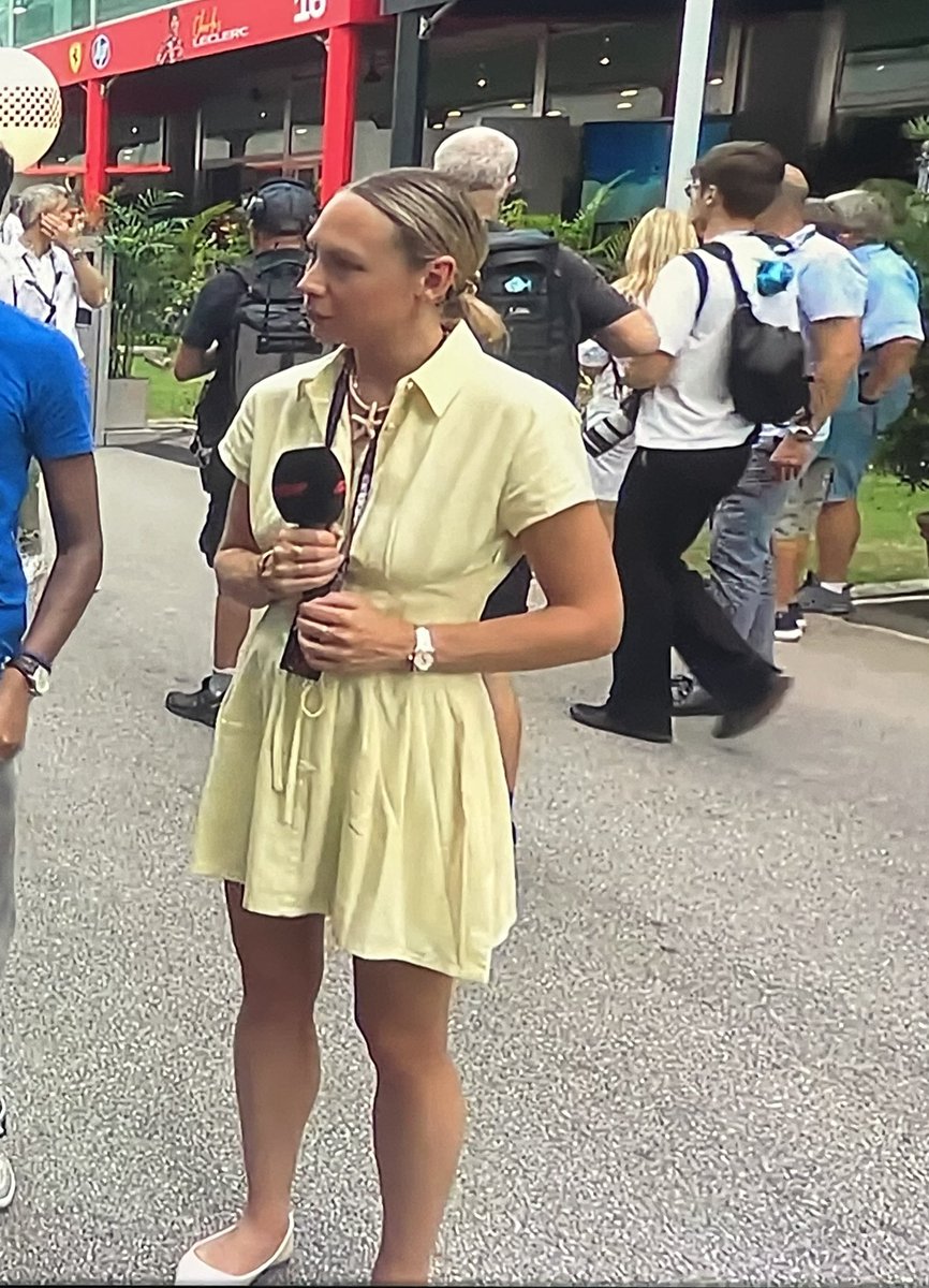 When you watch practice 3 and think <a href="/RuthBuscombe/">Ruth Buscombe</a> dont have a back on that dress. #f1 #Formula1 #SingaporeGP #bubblebutt