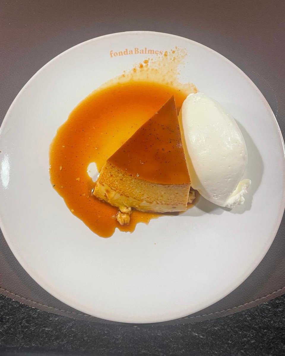 Fina coca de recapte amb sardina. Suculents fideus a la cassola amb gambes de Palamós. Esplèndids calamars farcits amb botifarra del perol. Llaminer flam de la tieta Lola. A la renovada Fonda Balmes. A la sala, dirigeix el mestre Alfred Romagosa. Als fogons, Josep M Massó.