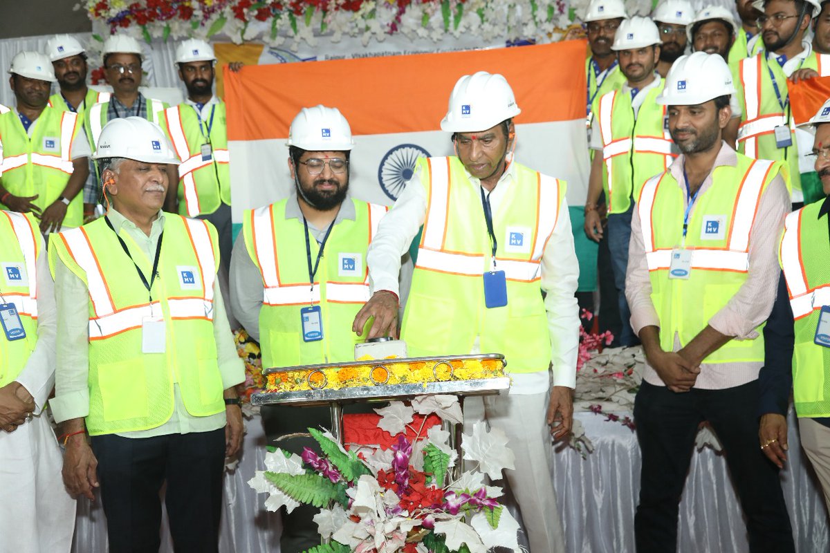 NHAI_Official's tweet photo. NHAI achieves breakthrough of Chhattisgarh's first National Highway tunnel (Left Hand Side) in just 12 months!

#NHAI achieved a key milestone with the successful breakthrough of 2.79 km long Left Hand Side Twin-Tube National Highway Tunnel of Raipur–Visakhapatnam Economic Corridor (NH-130CD). Constructed by NHAI PIU Abhanpur under @NHAI_RO_CG, this achievement is a big step towards boosting connectivity between Chhattisgarh, Odisha, and Andhra Pradesh. Once completed, Raipur–Visakhapatnam Economic Corridor will reduce travel time, strengthen trade, and fuel regional development.

#PragatiKaHighway #BuildingANation