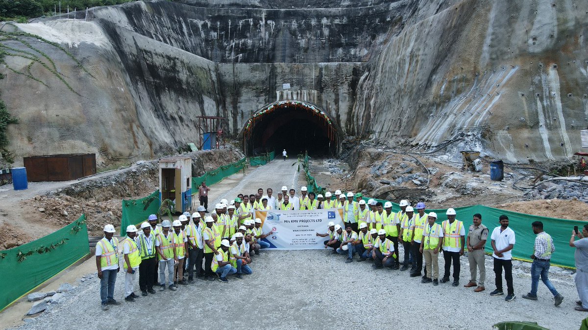 NHAI_Official's tweet photo. NHAI achieves breakthrough of Chhattisgarh's first National Highway tunnel (Left Hand Side) in just 12 months!

#NHAI achieved a key milestone with the successful breakthrough of 2.79 km long Left Hand Side Twin-Tube National Highway Tunnel of Raipur–Visakhapatnam Economic Corridor (NH-130CD). Constructed by NHAI PIU Abhanpur under @NHAI_RO_CG, this achievement is a big step towards boosting connectivity between Chhattisgarh, Odisha, and Andhra Pradesh. Once completed, Raipur–Visakhapatnam Economic Corridor will reduce travel time, strengthen trade, and fuel regional development.

#PragatiKaHighway #BuildingANation