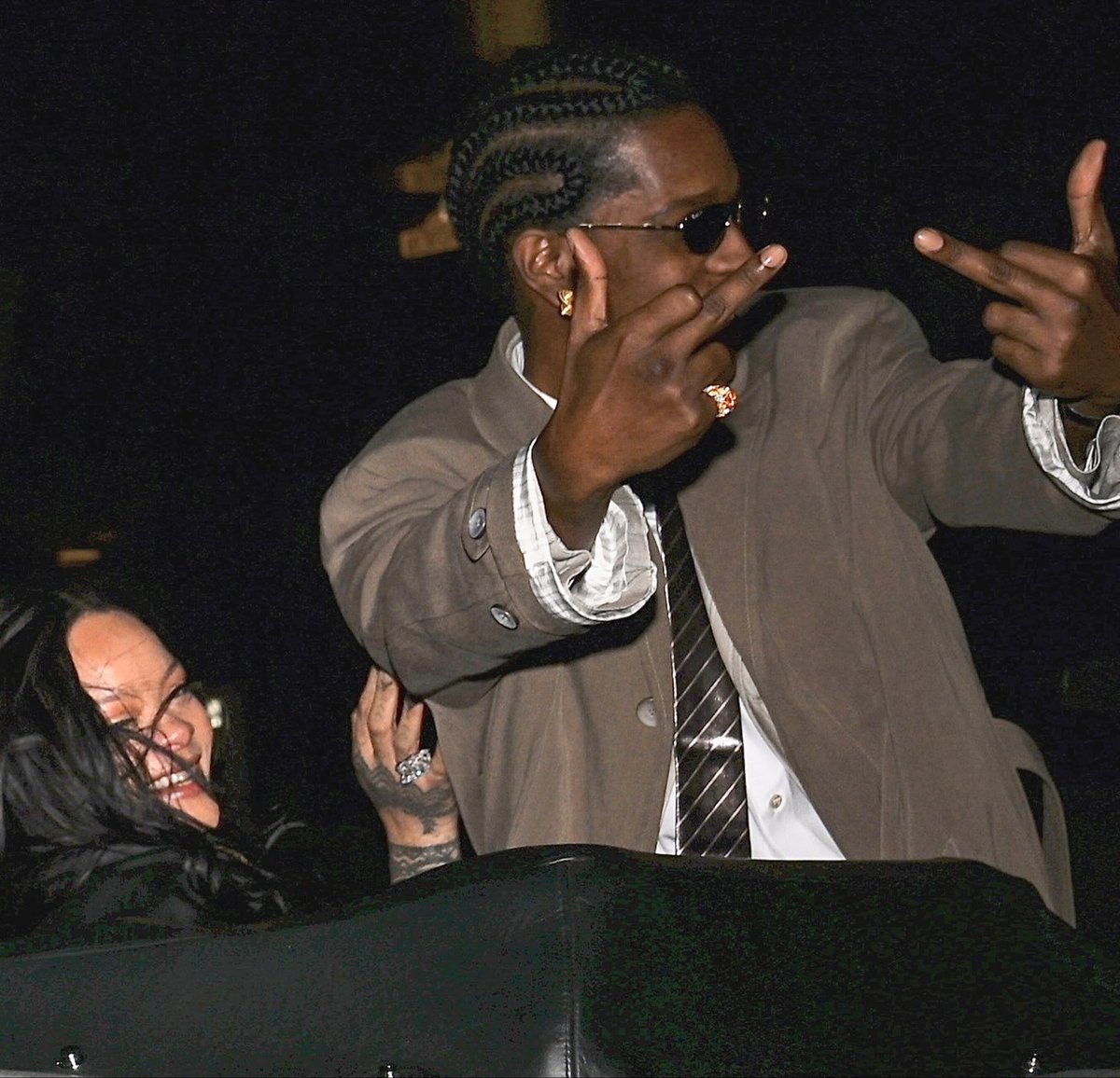 RNavyBrazil's tweet image. PARENTS! A$AP Rocky celebrando seu 37º aniversário com Rihanna, em Hollywood, na noite passada. ✨