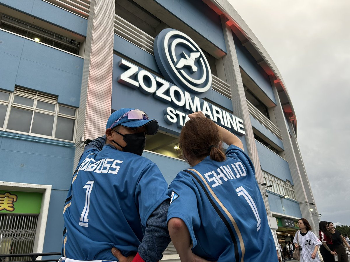 machamacha1971's tweet image. 北海道日本ハムvs千葉ロッテ（７）＠ZOZOマリンスタジアム（千葉海浜幕張）
BIGBOSS×SHINJO
名古屋からいらっしゃった新庄監督大ファンのお姉様と！笑
＃CS
＃CS日ハム
＃日ハム
＃日本ハム
＃ファイターズ
＃千葉ロッテ
＃ロッテ
＃新庄劇場
＃新庄剛志
＃新庄監督
＃ZOZO