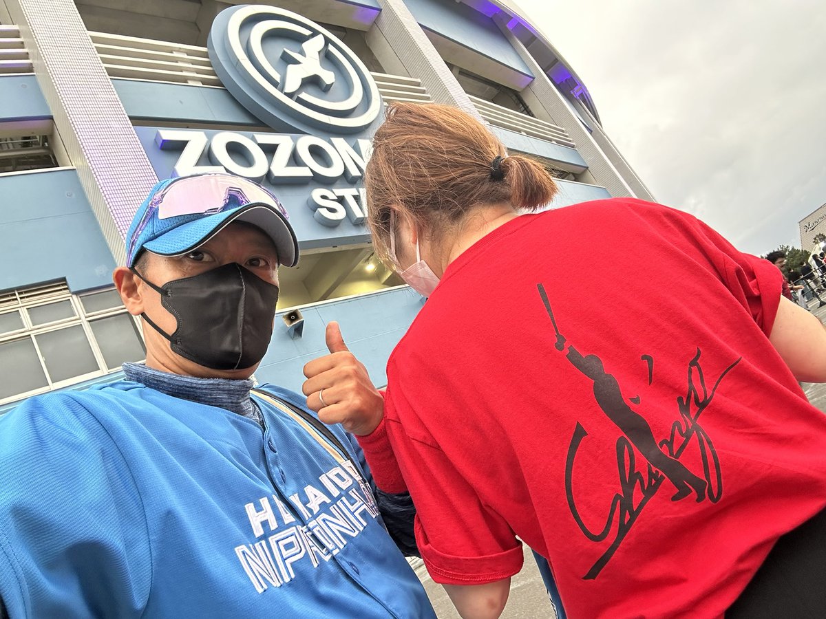 machamacha1971's tweet image. 北海道日本ハムvs千葉ロッテ（７）＠ZOZOマリンスタジアム（千葉海浜幕張）
BIGBOSS×SHINJO
名古屋からいらっしゃった新庄監督大ファンのお姉様と！笑
＃CS
＃CS日ハム
＃日ハム
＃日本ハム
＃ファイターズ
＃千葉ロッテ
＃ロッテ
＃新庄劇場
＃新庄剛志
＃新庄監督
＃ZOZO