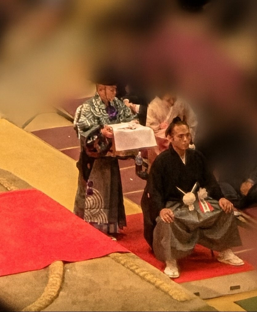 貴景勝の断髪式で女性がハサミ入れる時どうするんだろって思ったら椅子