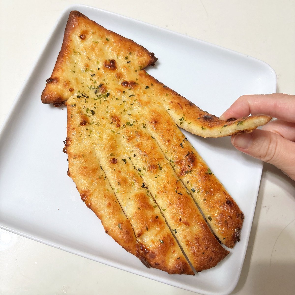 スルメパンを手に入れました！！

大阪のご当地パンだそうです。
見た目のインパクトがすごい🦑

チーズ入りの生地にサキイカが入っています。
ゲソで挨拶もできます。かわいいね。

でも調べても素性が全然分からない！情報をお持ちの方は教えてください🙏🙏

 #ご当地パン