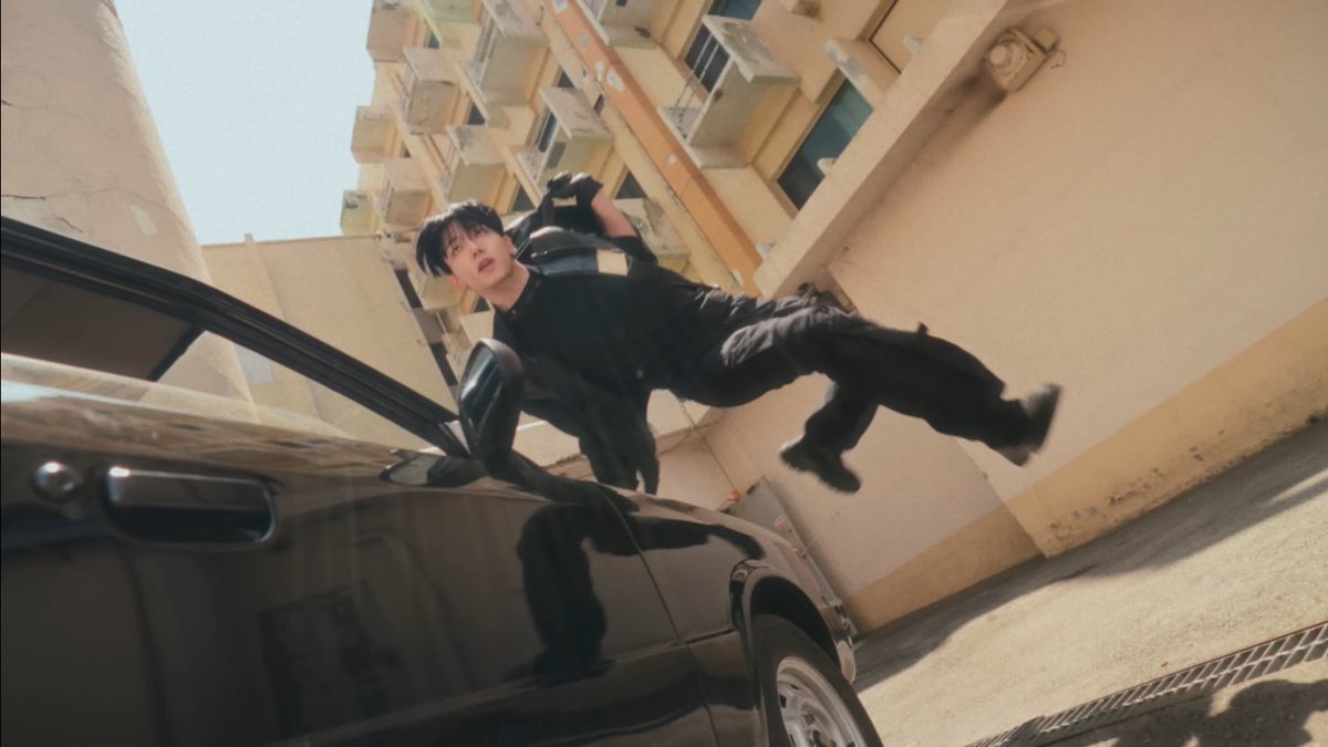 ilysmyungz's tweet photo. this shot is literally so cool in every single way and angle like i’m obsessed with him https://t.co/ANHpnkDrWc
