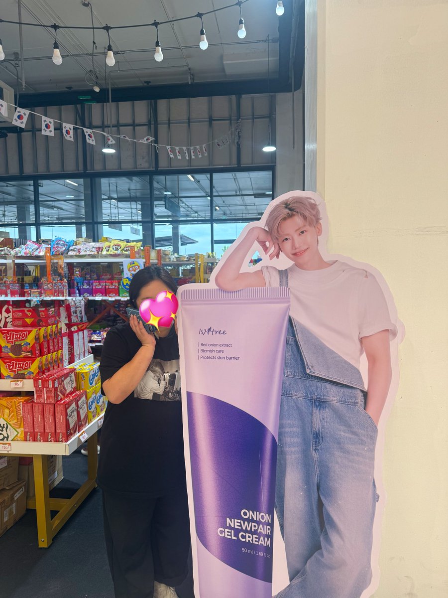 มาเดินเหมากาแฟลิตรและขนม &amp; มาม่า ณ โกดังเกาหลี 🍑 เจอพี่ผู้ชายยืนยิ้มต้อนรับ เฮ้อออออ ~ 
ฟออิรฟิร 🥰

แล้วนี่ใส่เสื้อ สะพายกระเป๋าพี่ผู้ชาย และแบกยัยเกี๊ยวปิ้งมาด้วยด้วยซ้ำ 😘

#ISNTREExJAEMIN