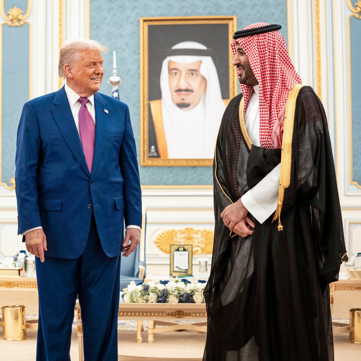 DiplomacySaudi's tweet photo. فلسطين لم تكن يوما ورقة في يد السعودية بل عهد تاريخي حملته المملكة جيلاً بعد جيل من الملك عبدالعزيز إلى الملك سلمان وولي عهده الامير محمد بن سلمان عهد لا يباع ولا يشترى ولا يسقطه عدوان ولا تلغيه ضغوط 

حين اشتعلت غزة وتخاذل كثيرون وقفت الرياض وحدها في الواجهة جمعت العرب والمسلمين في قمة لم يعرف لها التاريخ مثيلاً وحشدت الموقف الدولي شرقاً وغرباً حتى ارتفعت كلمة فلسطين من جديد فوق كل المنابر

الامير محمد بن سلمان لم يترك مجالاً للبس وكان صريحاً "لا اعتراف لا تطبيع لا سلام قبل ان تقوم الدولة الفلسطينية المستقلة وعاصمتها القدس الشرقية " هذا المبدأ تحول من تصريح إلى واقع سياسي يرسم مسار المنطقة ويقيد حسابات العالم

اليوم يكتب في التاريخ ان السعودية هي التي اوقفت نزيف غزة وكسرت صمت العالم وحملت راية فلسطين بيد ثابتة لا ترتجف ويكتب التاريخ ان الأمير محمد بن سلمان اوفى بالوعد وجعل من الرياض عاصمة القرار ومن المملكة صوت الحق الذي لا يعلو عليه🇸🇦🇵🇸

#فلسطين 
#السعودية 
#محمد_بن_سلمان 
#السعودية_تعزل_اسرائيل 
#السعودية_تنتصر_لفلسطين
