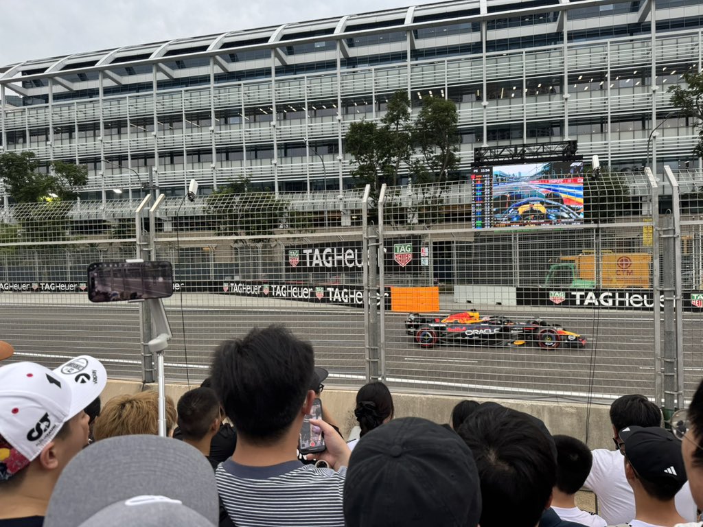Justin__Bybit's tweet photo. シンガポールF1に興味ある方いませんか？
本日の予選の Zone 4 Walkaboutチケットが1枚あります！

欲しい方はフォロー＋DM をお願いします！
先着順でお渡ししますのでお早めに🏎
#f1jp #F1SingaporeGP #SingaporeGP https://t.co/dQRN9qiLej