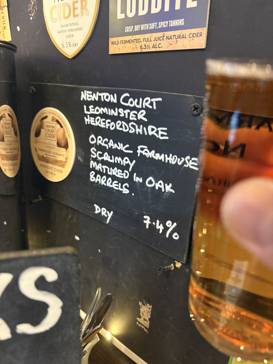And there’s a #realcider on too. Pre match 🍏
#nowdrinking <a href="/NewtonsCider/">Newton Court Cider</a> Organic Oak Barrel Aged Scrumpy. 7.4% ABV. 
#pusb 
#awaydays ⚽️