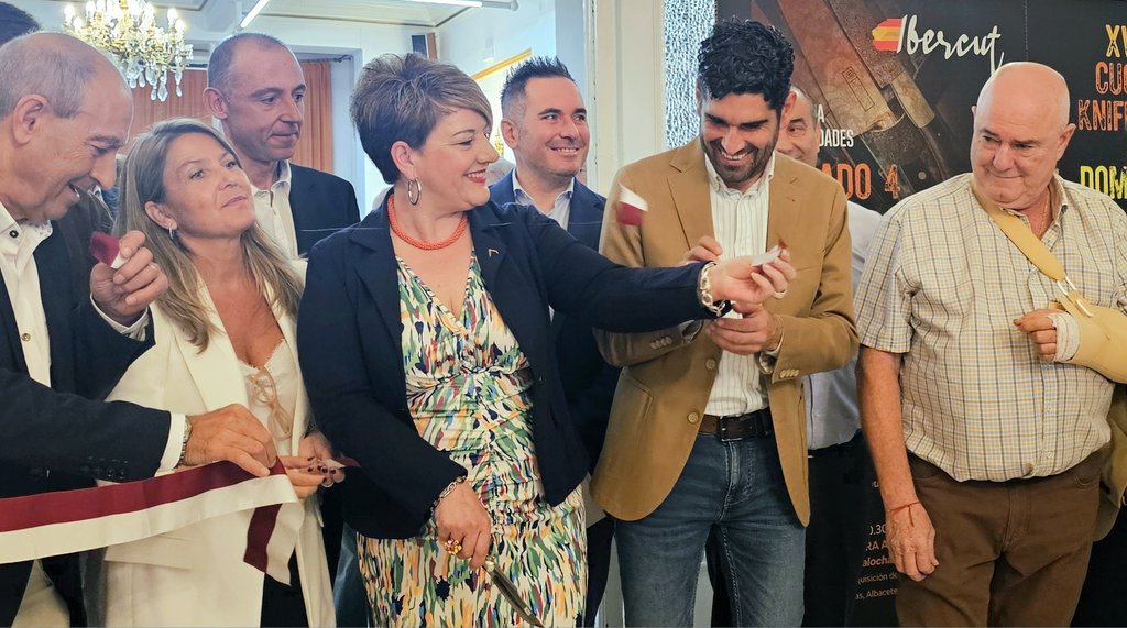 dipualba's tweet photo. 🔪¡#Ibercut2025, en marcha! 

#Albacete tiene el foco de la #cuchillería con esta XV feria #internacional de 57 #expositores

@Josetinajeros: “Cada #pieza cuenta una #historia que habla al mundo de Albacete🗣🆎️🌏; en cada #cuchillo y #navaja vive un pedacito de nuestra tierra”. https://t.co/9fZEWRXt88