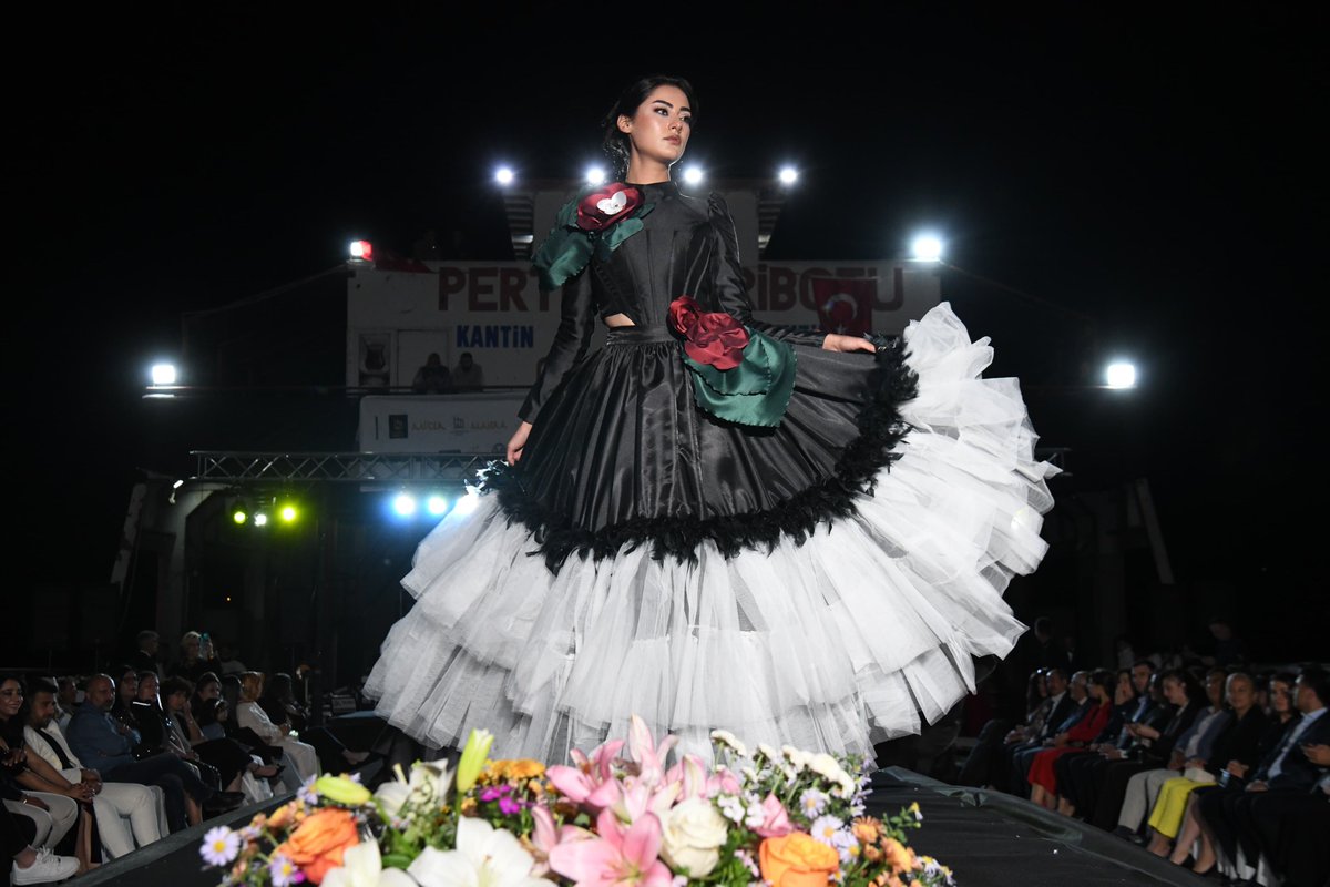 Dersim Gazetesi yazarı Mehmet Ali Yıldız, Dersim’in inancı, itikadı, kültürü ve giyim kuşamıyla hiçbir ilgisi olmayan “Kaleden Podyuma Bir Pertek Rüyası” defilesini yazdı

👗Kaleden podyuma mı? Kültürün yüreğine mi?

dersimgazetesi.net/kose-yazilari/…