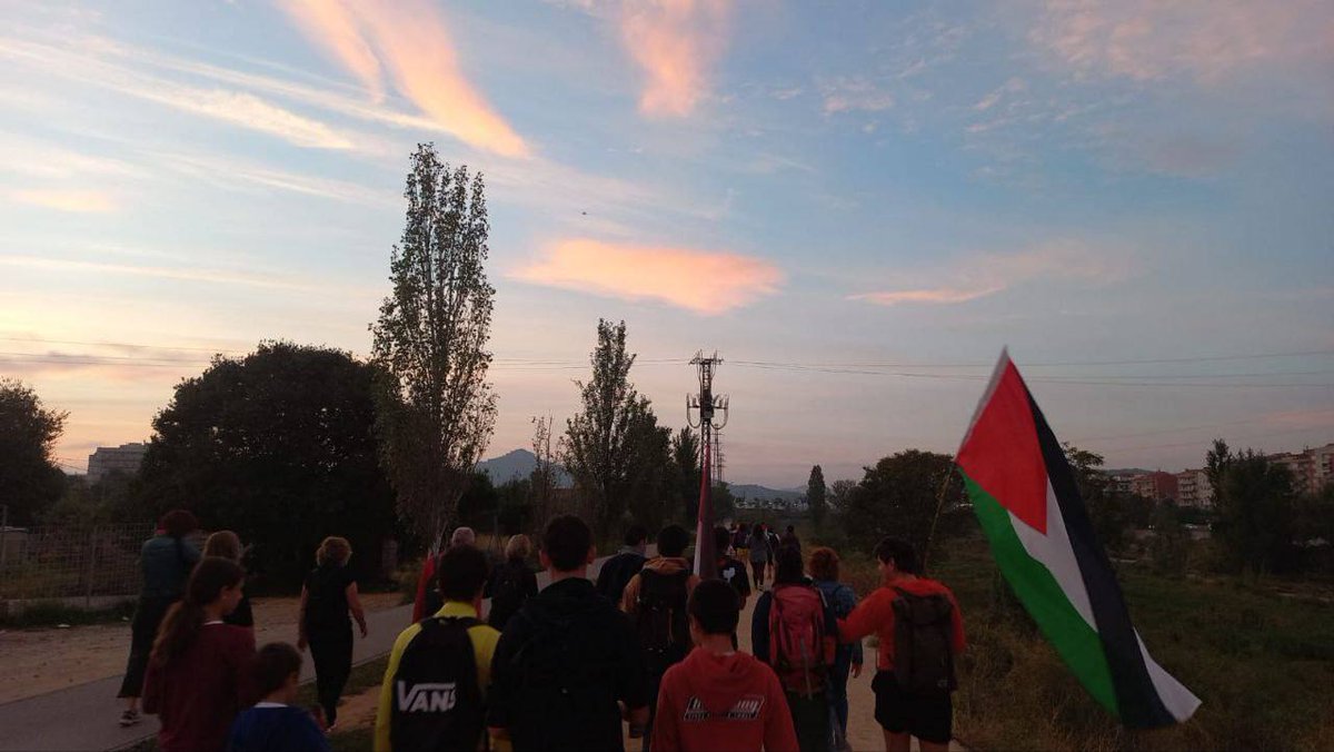 eabCUP's tweet photo. ✌🏽🇵🇸 La marxa ‘Des del riu fins al mar’ organitzada per la comunitat educativa del Vallès, ja ha arribat al mar seguint el Ripoll i el Besòs, i ara s’uniran a la manifestació convocada per @Palestina_cat i @proucomplicitat a Barcelona 📷 https://t.co/0suBklpuyc
