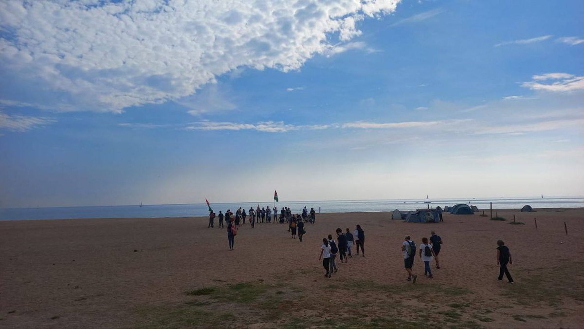 eabCUP's tweet photo. ✌🏽🇵🇸 La marxa ‘Des del riu fins al mar’ organitzada per la comunitat educativa del Vallès, ja ha arribat al mar seguint el Ripoll i el Besòs, i ara s’uniran a la manifestació convocada per @Palestina_cat i @proucomplicitat a Barcelona 📷 https://t.co/0suBklpuyc