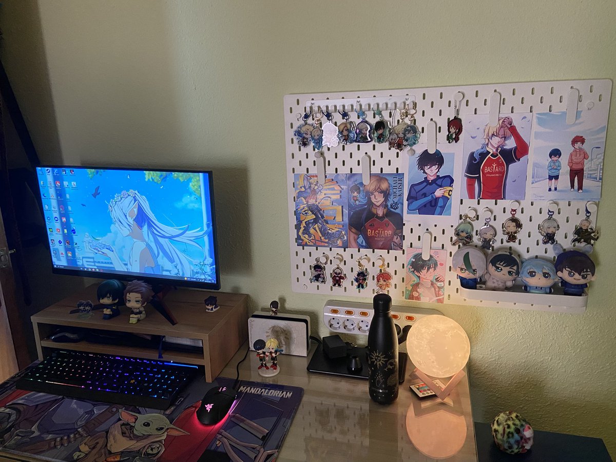 Resucito de entre los muertos para enseñaros cómo me ha quedado el tablero. Por supuesto con mis niños fifas, me ha cabido casi todo lo que tengo de Kaiser y de Rin 🥰 poco a poco tengo el setup de mis sueños