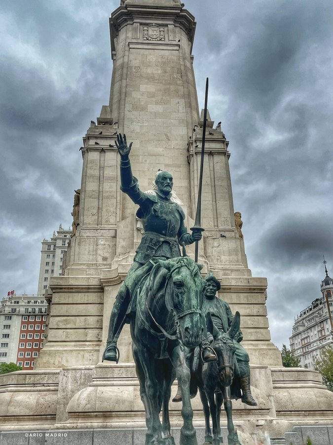 Dario_Madrid_F's tweet image. En 1916 se cumplieron tres siglos de la muerte de Miguel de Cervantes, autor del “El ingenioso hidalgo don Quijote de la Mancha&quot;. Por dicho motivo un año antes se convocó un concurso para construir un monumento que honrase a tan insigne escritor. El proyecto ganador fue…
