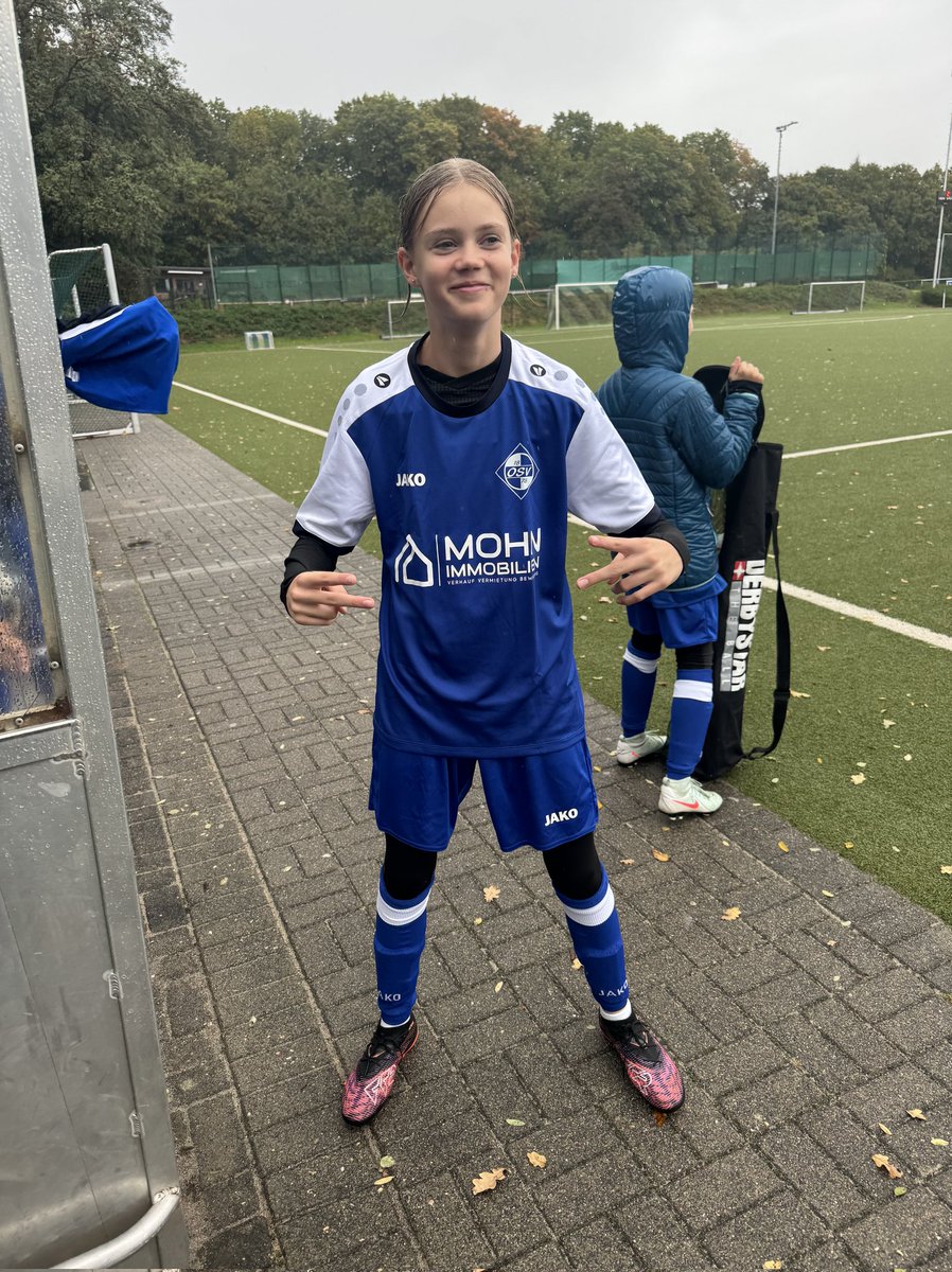 Ernhardtstefan's tweet photo. Good morning from Lena 😘
My little queen and at the same time my little footballer 🤣🤣
1 goal today!!! https://t.co/UL1DpWMNlp