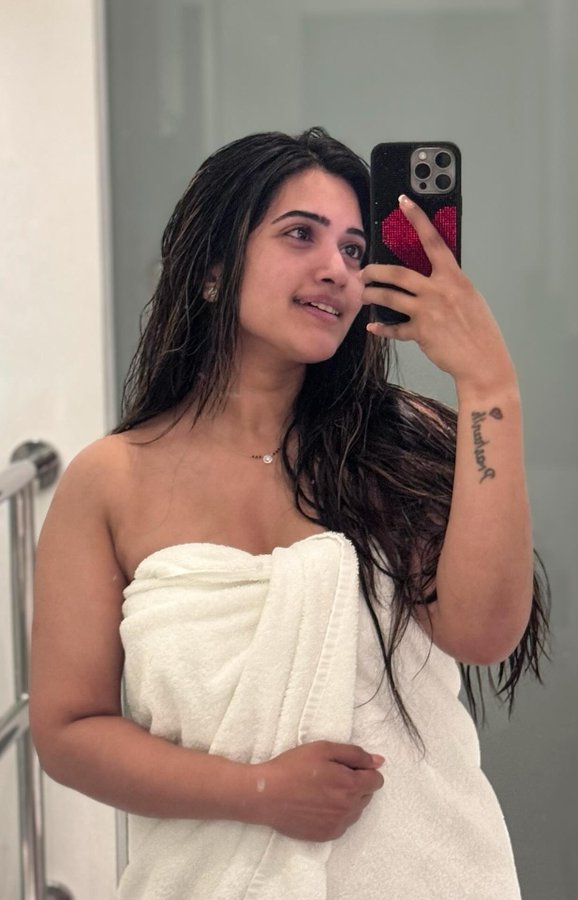 G2aOkiTbIAAQLol?format=jpg&name=900x900