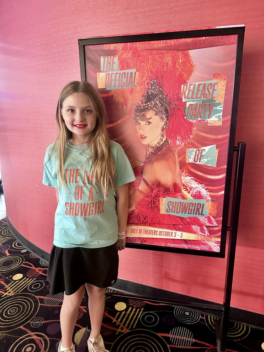ChelleWare's tweet photo. The Life of a Swiftie 🧡🩵 @taylornation13 @taylorswift13 #thelifeofashowgril #TaylorSwift https://t.co/Oj3XolhuOi