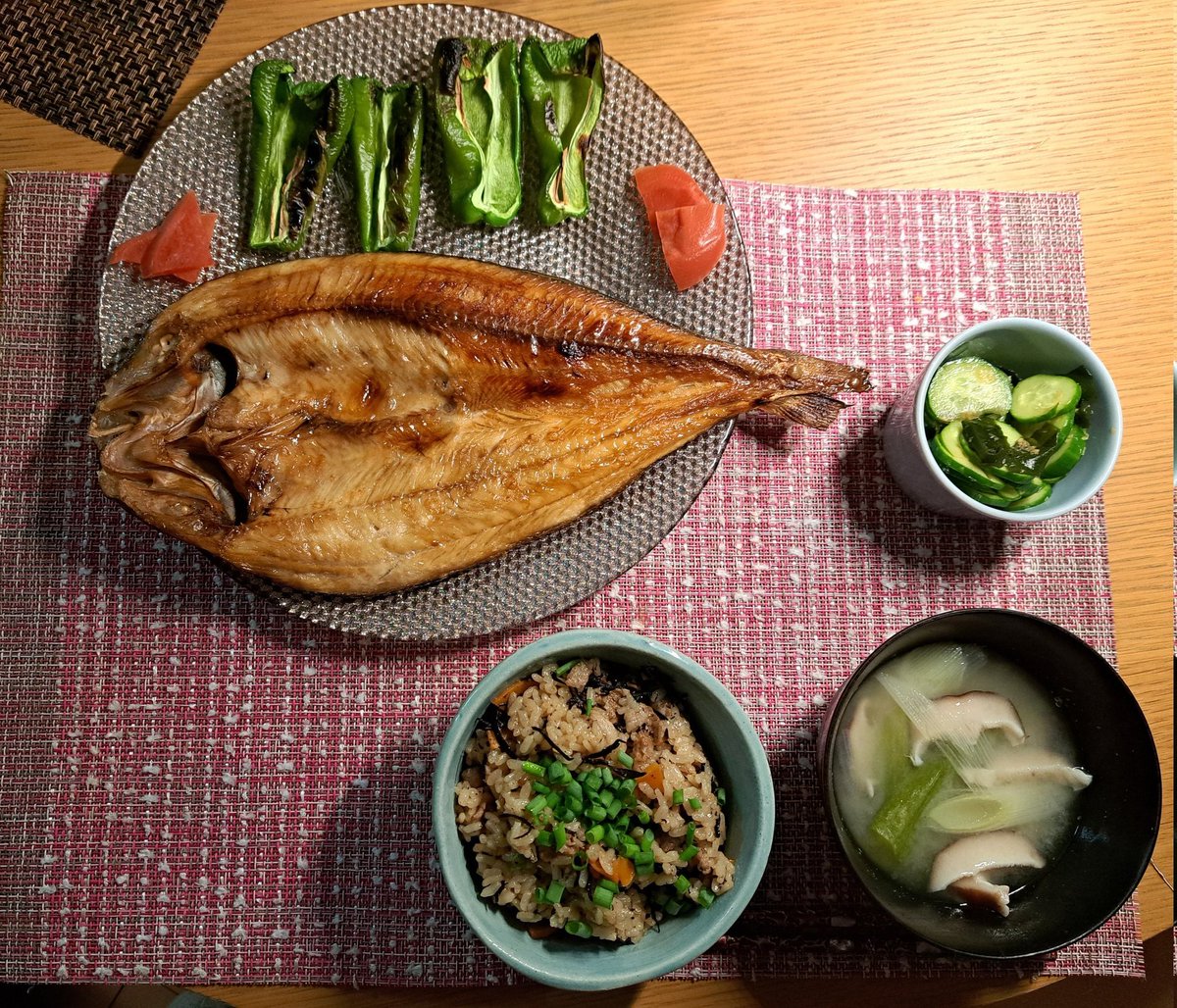 今日はずっと気になっていた
沖縄の炊き込みご飯｢ジューシー｣を作ってみました🍚🌺
豚肉とひじきがポイントです✨
次回は干し椎茸も入れてみようと思います😄✌

#おうちごはん
#四毒抜き