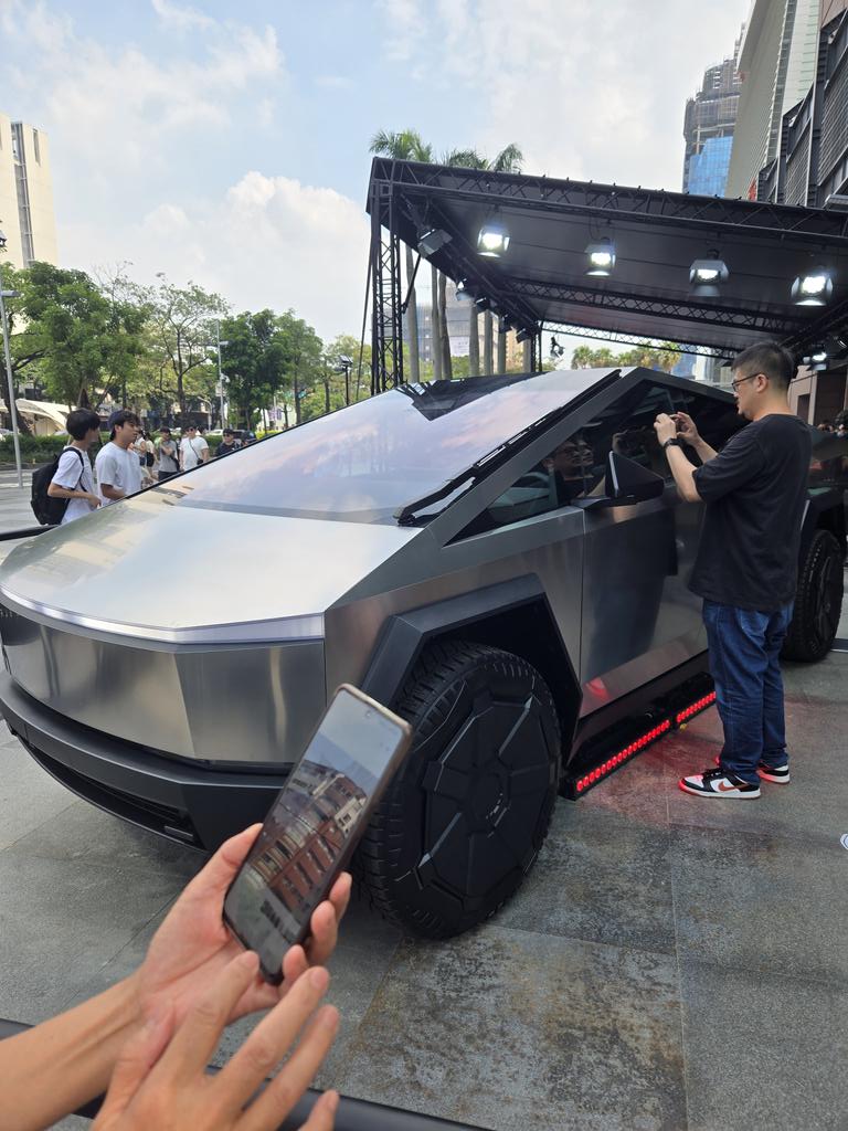 master19980418's tweet photo. 新光三越前面有擺CyberTruck耶 https://t.co/bPwhblZ7kW