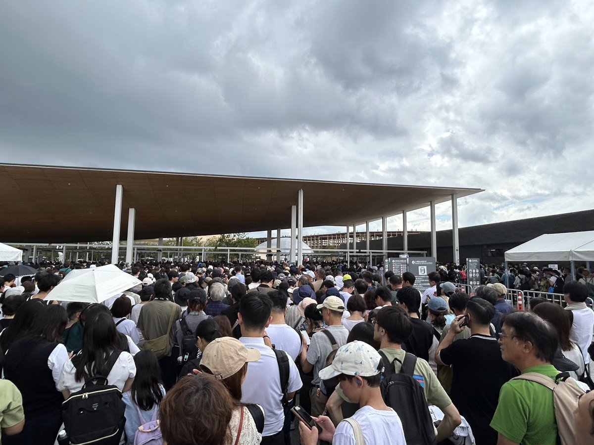 scouple_flasher's tweet photo. 萬博好多人，雖然天氣不太好
每個館場又要等很久還是覺得值得❤️

 #大阪・関西万博 https://t.co/NYn5avjes2