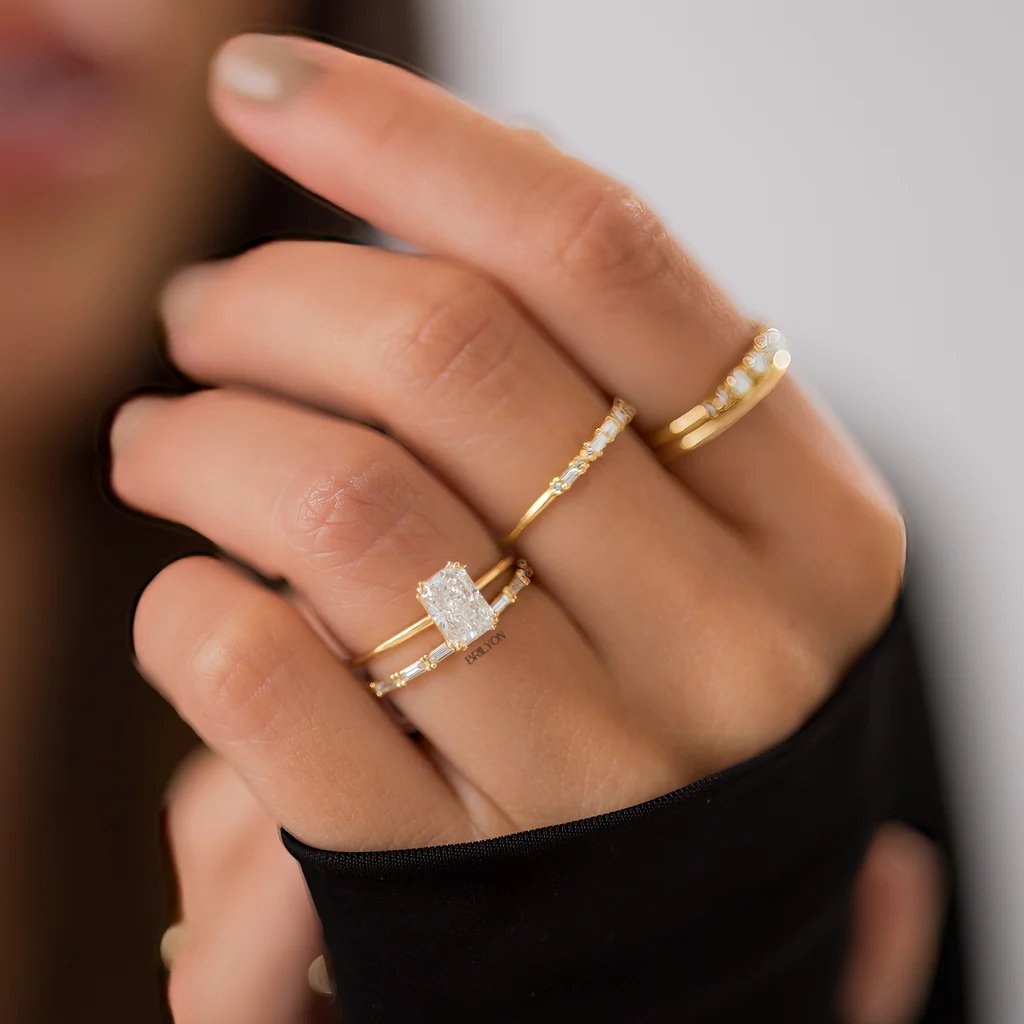 brilyonjewels's tweet image. 💍 Radiance that lasts forever.

The Radiant-Cut Diamond Solitaire Ring in yellow gold is timeless, brilliant &amp;amp; unforgettable. ✨

#BrilyonJewels #RadiantCutDiamond #EngagementGoals #LuxuryJewelry