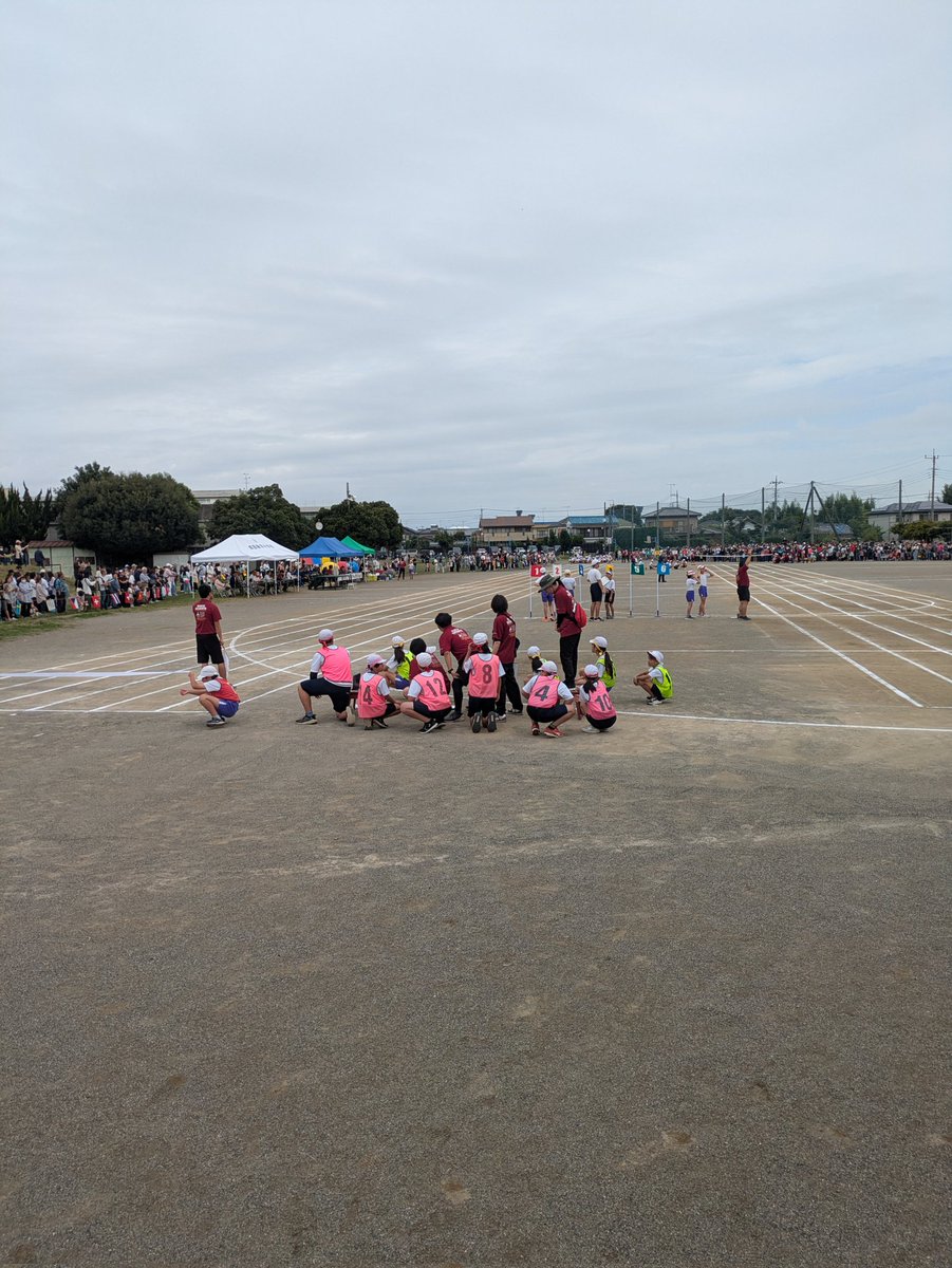 foursimai1964's tweet photo. 今日は孫の運動会！

時間短縮の為、徒競走のコースが2面出来てました！

また、保護者の参加種目は無く半日で終了！ https://t.co/tVQQU7smyr
