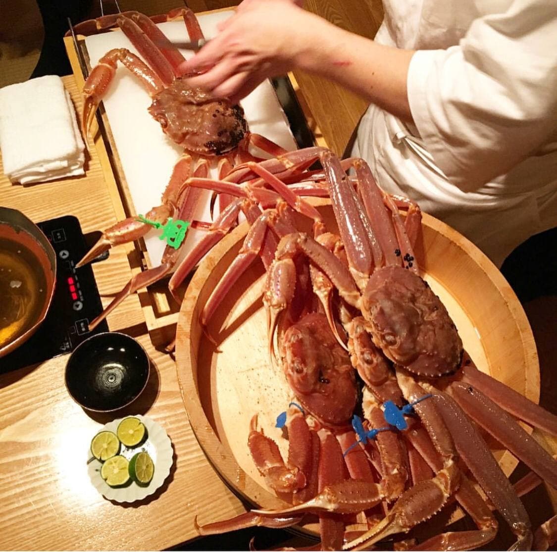 rmr01q22veiw's tweet image. これから蟹しゃぶ🦀
丸ごと頂きます！いつも大将ありがとう！！！