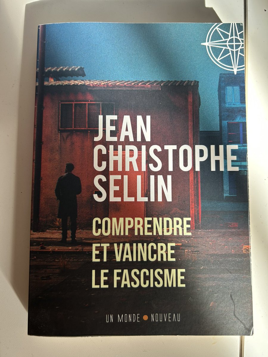 JulienFoucou's tweet photo. À tous mes amis, camarades et contacts, je vous conseille fortement de lire le livre de mon ami Jean-Christophe Sellin pour : « Comprendre et vaincre le #fascisme ». Un outil pédagogique et militant pour construire un front unique. #Frontunique #partidegauche https://t.co/XOUmpRq8iM