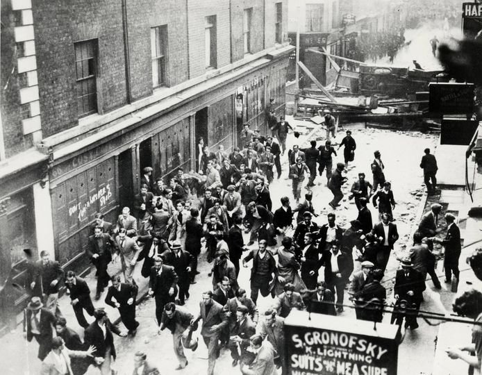 El 4 de octubre de 1936 la Unión Británica de Fascistas anuncia una multitudinaria marcha que atravesará el East End londinense, barrio habitado tradicionalmente por judíos, inmigrantes y obreros, en lo que es una provocación en toda regla.

Sorprendentemente judíos, irlandeses,