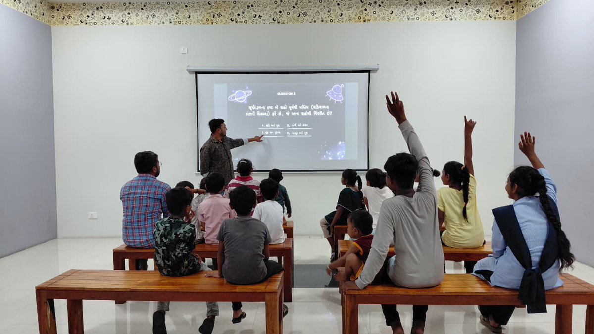 JoshiRiddhi15's tweet photo. Day 3 of 100 Hours of Astronomy at @RSCBhavnagar is a hit!
From the #SpaceQuiz
challenge to the mesmerizing #Documentary screening and the focused #Origami workshop, students are fully engaged.#ScienceEducation https://t.co/6CaOzOl0te