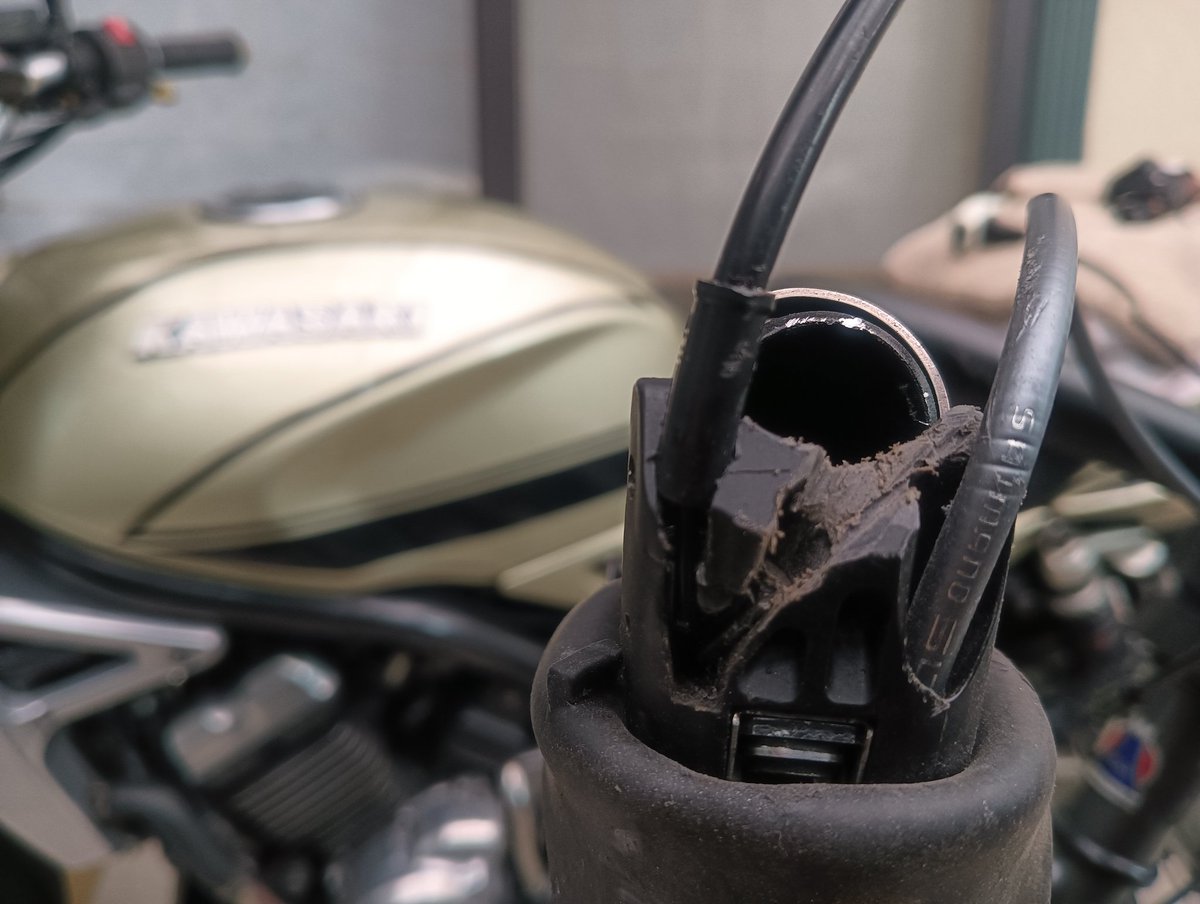 Madone5Revolver's tweet photo. マ改造開始🛠️
#わかる人にはわかる 
#魔改造
#stiレバーでブルホーン
#stiぶら下がり
#レア改造
#グラベルロード改
#なかやん工房 https://t.co/rxWccGZUxJ