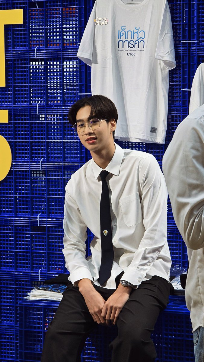 Jaejinniez's tweet image. วันนี้เจ้าปัณณ์หล่อมากกกกก 
ใส่แว่นอีกบ่อยๆน้าา~ 🫶🏻
#Pann_ZOLAR #ZOLAR 
#DekDTCASFair
#เด็กหัวการค้า