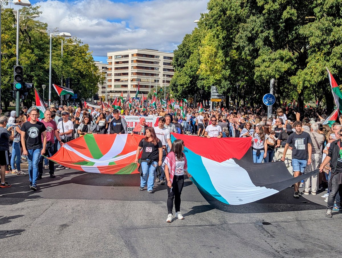 La cabecera de la manifestación en favor de Palestina en Iruñea sale con media hora de retraso de Antoniutti. La afluencia de gente está muy por encima de los parámetros habituales. Quizá desde Altsasu está ciudad no ha visto algo así. En breve, crónica en <a href="/naiz_info/">naiz:</a>