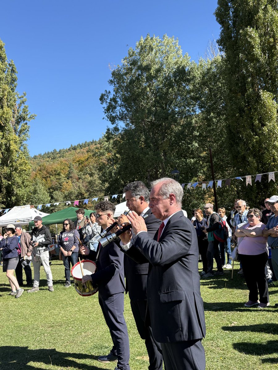 ¡Ya están aquí! 🎶🐑 

Recibimos al rebaño en La Venta de Piqueras con el grupo de danzas de Nieva de Cameros y los gaiteros de San Asensio 

¡La Fiesta no ha hecho más que comenzar!

#XIXFiestaTrashumancia