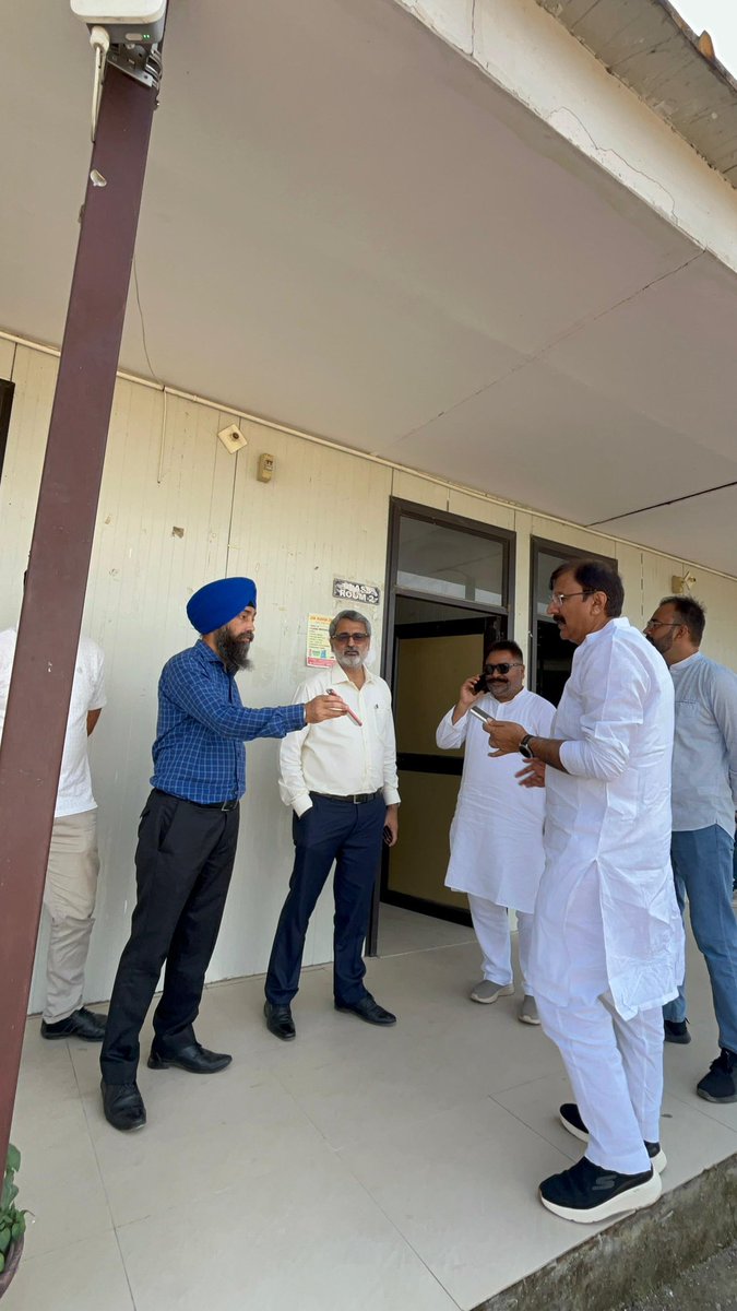 ArvindGuptaJK's tweet photo. Today visited Government Girls Degree College, Bhagwati Nagar, and interacted with the faculty members.
Discussed various academic and developmental initiatives to enhance the learning environment. 

#Education #FacultyInteraction #JammuWest #AcademicGrowth #BJP #Inspiration https://t.co/B56R69Urvr