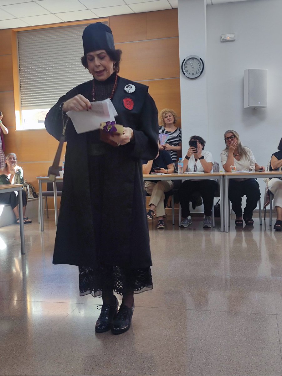 Ha venido a vernos a las Jornadas RETOS DE LA MUJER MILLENIALL Clara Campoamor para rememorar aquel 1 de octubre en 1931 en el que la mujer en España pudo  ejercer y estrenar su derecho a la participación política del voto.