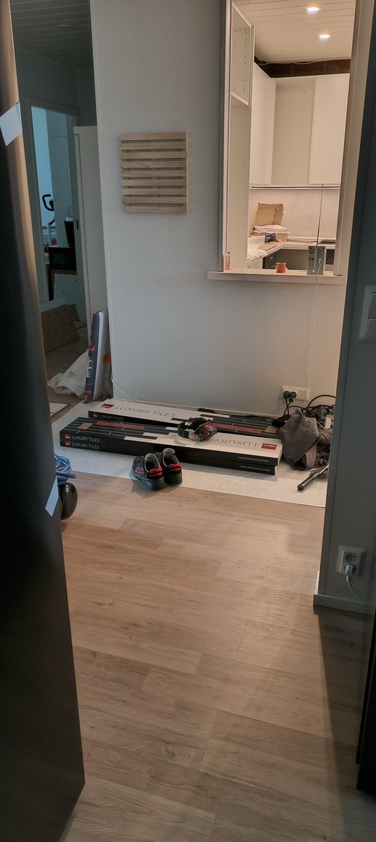 Mggeor's tweet photo. Remonttihomma etenee. Mutta jos joku luulee, että kun tilaa kalusteet ja kodinkoneet, että se olisi siinä:Ei ole..putkityö, sähkötyö ja jos lattia  ja osa kattoa menee uusiksi+ kaikkea muuta hilpettä=> kyllä rahaa palaa..
#keittiöremontti https://t.co/8B54khW8Gc