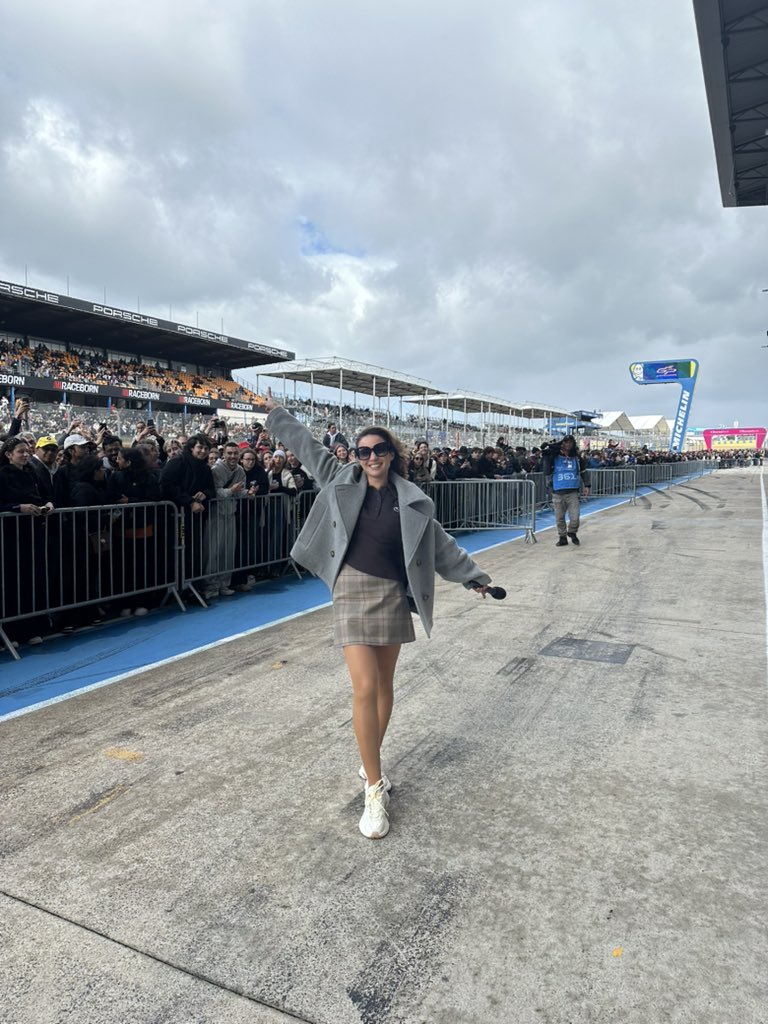 LaureBuliiV's tweet photo. Votre pit reporter est prête pour le week-end 🫡 #GPExplorer3 https://t.co/gIHq8JPd64