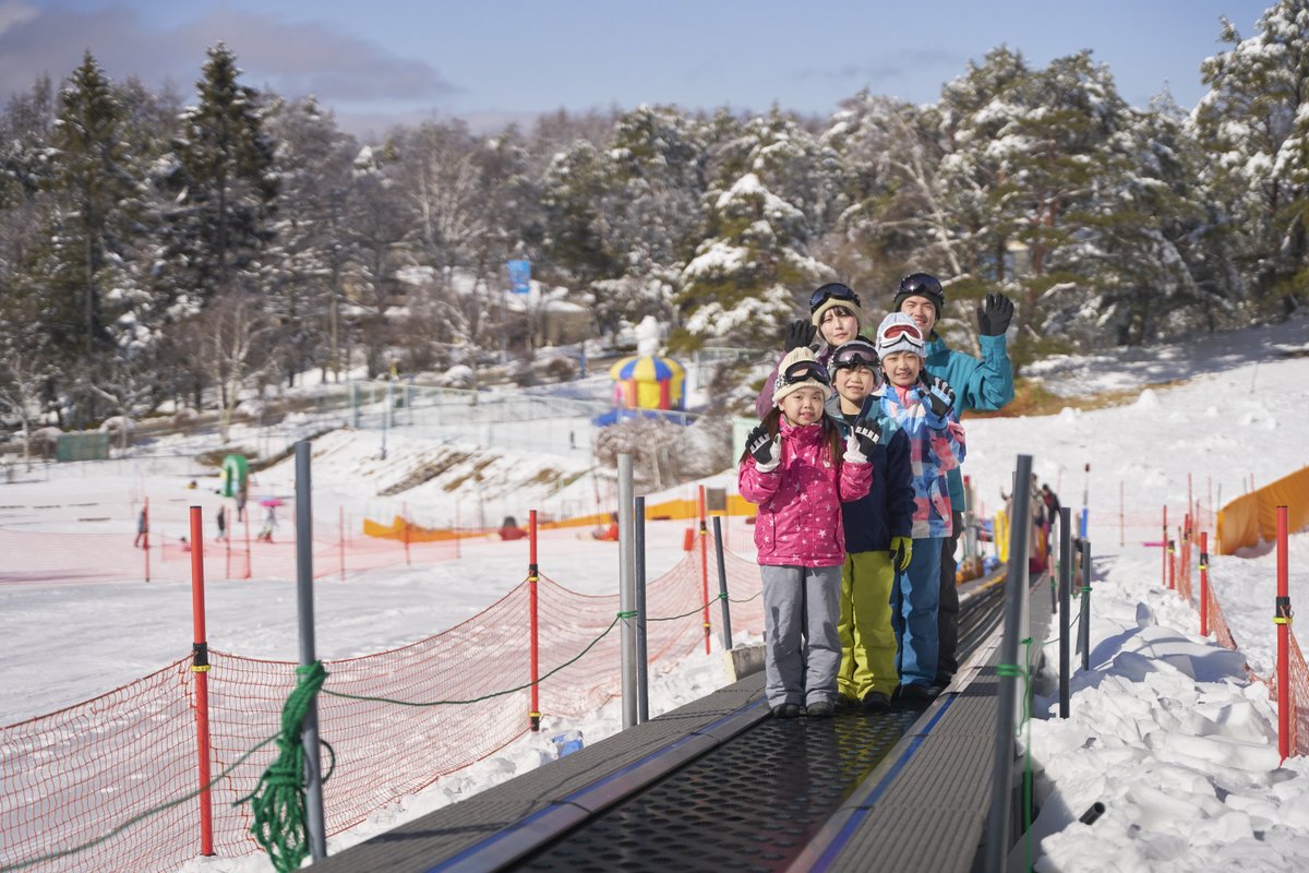当館のスキー場、池の平スノーパークには、キッズエリア【ポタスノーランド】がございます👦👧  フワフワ遊具やそり専用ゲレンデがあり、雪遊びデビューにぴったりですよ🛷 ⛷️キッズレンタル無料プロジェクト🏂是非ご活用ください！