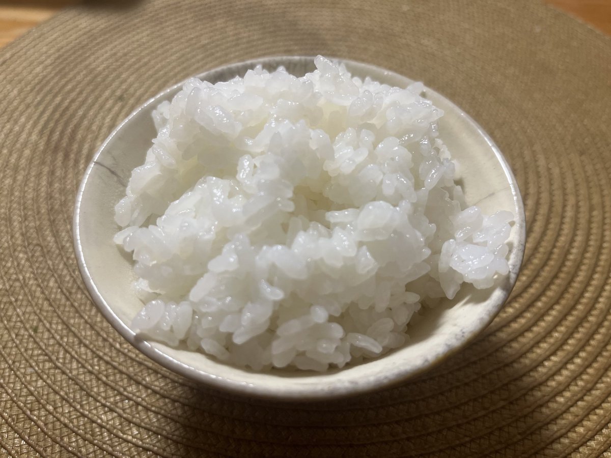 suunaachan's tweet photo. 我が家はもう何年も炊飯器使わずに鍋でご飯を炊いています🍚
慣れれば簡単ですし、こっちの方が炊けるの早いのでおすすめです！
新米はぜひ鍋でどうぞ😋🍚🍚 https://t.co/NuMkKK9Ynh