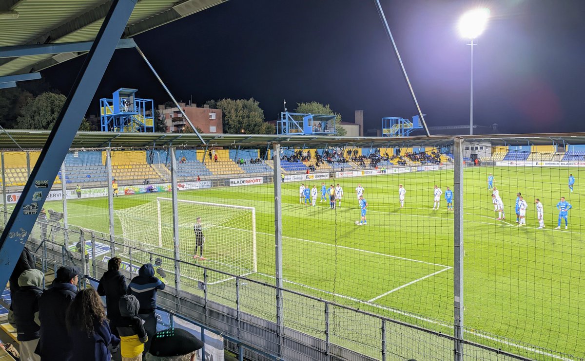 Matyóföldi fagyos szél 6 fokban, lézengő érdeklődők, nyomokban futball.
#awaydays 
#Kazincbarcelona 🟡🔵 #MTK 🔵⚪

📸 <a href="/A_FutballKutato/">Zsolt Orosz</a> 2025.10.03.