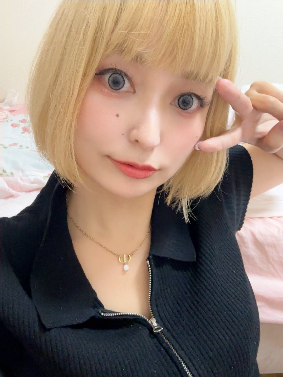 黒髪がよかったーてたまに言われるけど金髪青い目のドールなビジュがわたしは好きだよ〜💗ブライスたんになりたい