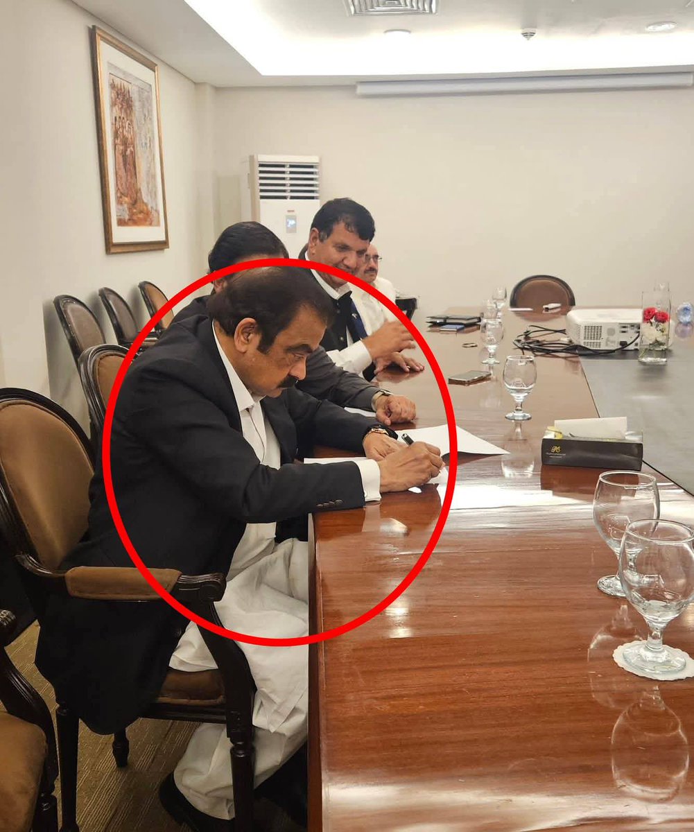 DanishWaz5's tweet photo. جس طرح اس شخص نے کل کشمیر والوں کو انڈین ایجنٹ کہا اور بعد میں انہی ایجنٹس کے ساتھ بیٹھ کر معاہدہ بھی کرلیا ۔بلکل اس طرح انشاء اللہ ایک دن آئے گا کہ پشتون اور بلوچ اپنا حق لینگے 
لیکن اس کیلئے پشتون اور بلوچ اقوام کو ملکر  جہدوجہد کرنی ہوگی پھر آپ اپنے وسائل کے مالک بن سکتے ہیں۔ https://t.co/Dee5mZLbrX